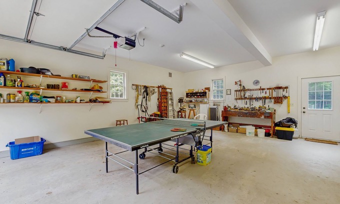 Freeport Casa | Spacious retreat with peaceful seclusion, Wifi, Patio & BBQ Grill