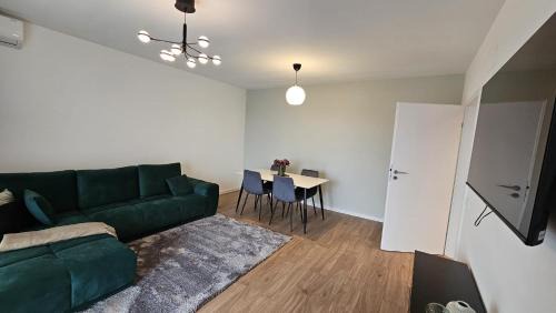 Targoviste Apartamento | Spacious Riverside View, Class Park