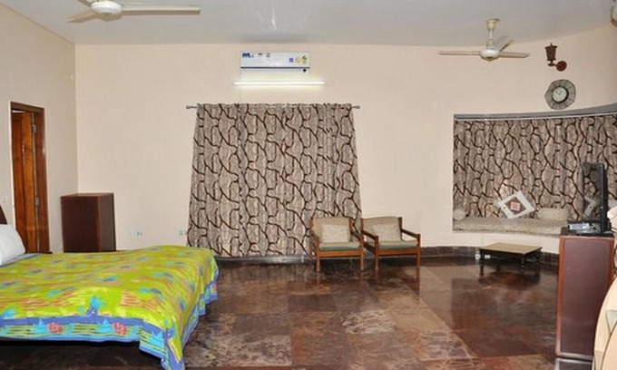 Adarsh Nagar Casa | Habitación espaciosa en una zona agradable.