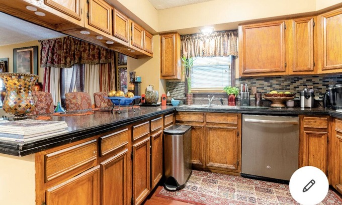 Englewood Casa | Spacious room in private house.