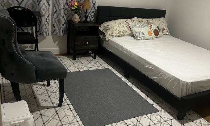 Chestermere Apartamento | Spacious Room Near Chestermere Lake