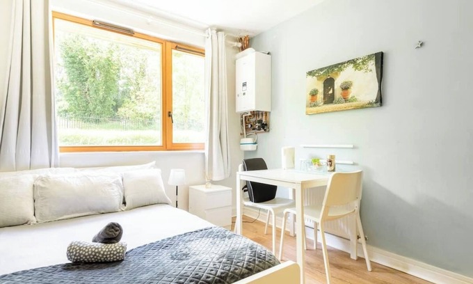 Stepaside Apartamento | Spacious room with a relaxing view