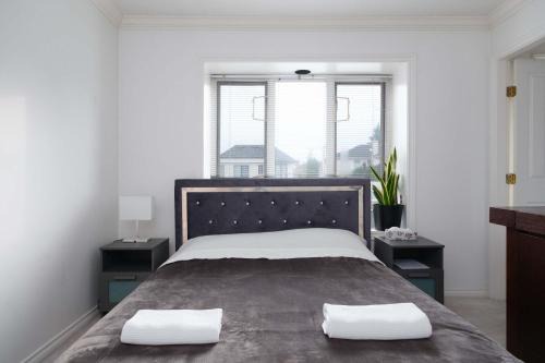 Oakridge Casa | Spacious Room with Private Washroom in Homestay