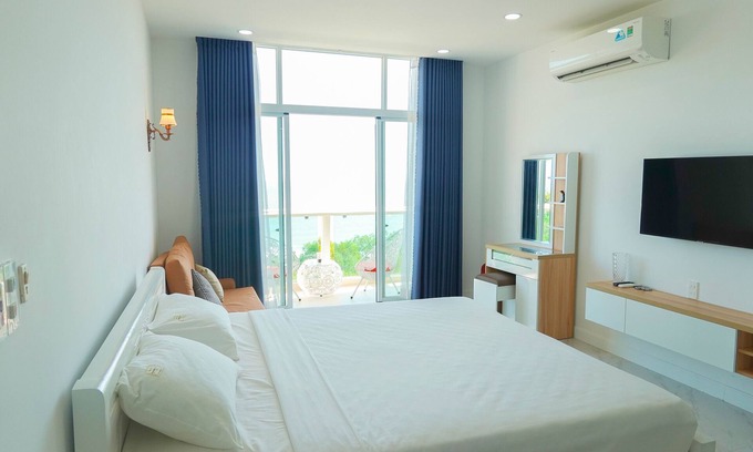 Phu Hai Beach Apartamento | Spacious Studio Apartment w/ Balcony and Sea View - Free Parking, Private Beach,