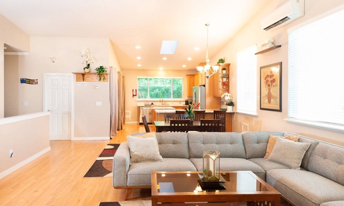 Brighton Casa | Spacious Seattle Duplex Home for Families and Pets!