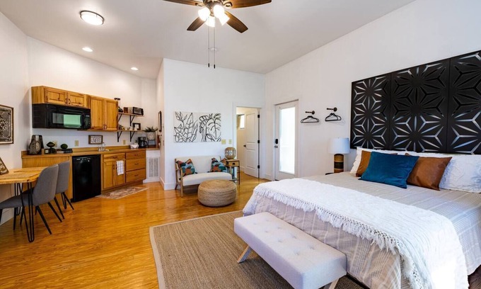 Mentone Apartamento | Spacious Secluded Upscale King Studio in Mentone