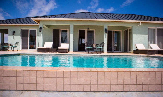 Bottle Creek Villa | Privado, turquesa frente al agua casa y casa de huéspedes con coche