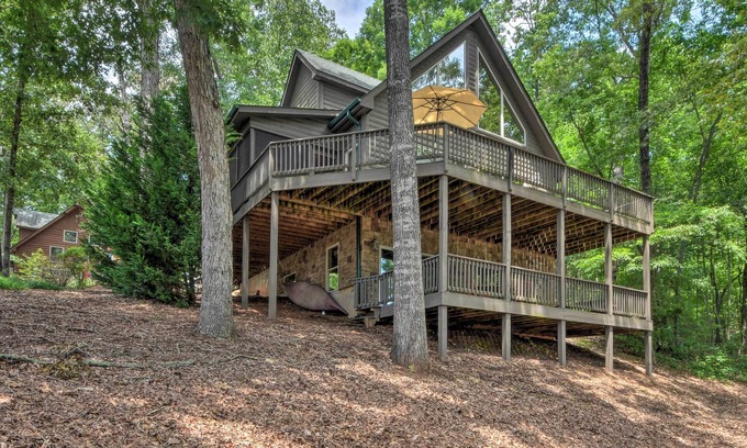 Serenity Bay Cabina | Spacious Seneca Retreat - Steps to Lake Keowee!