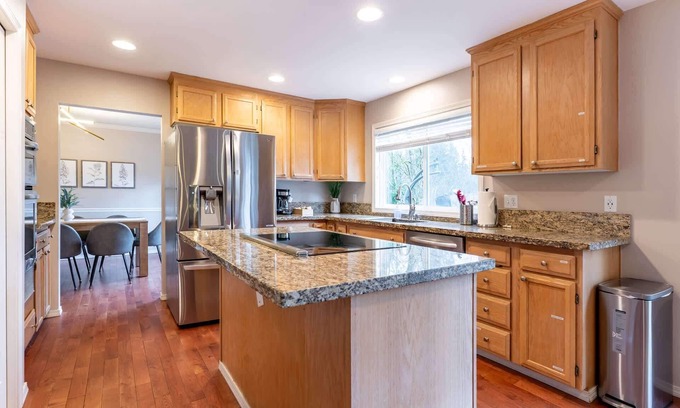 Inglewood-Finn Hill Casa | Spacious & Serene 6-Br Family Retreat in Kirkland