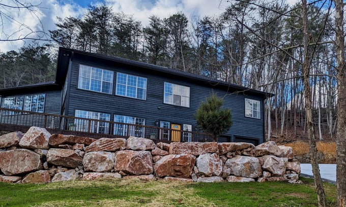 Maryville Casa | Spacious, serene retreat in the foothills of the Smokies- close to the Dragon!