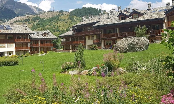 La Thuile Apartamento | Spacious Serviced 3 Bedroom home in Jardin Des Alpes Complex-5* Montana Lodge
