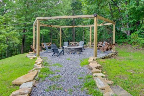 Gatlinburg - Pigeon Forge Casa | Spacious Sevierville Cabin with Hot Tub and Game Room!