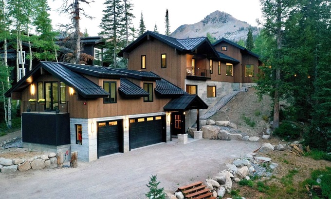 Salt Lake Mountain Resorts Cabina | Spacious ski cabin offers serenity & proximity to Utah's favorite ski town!