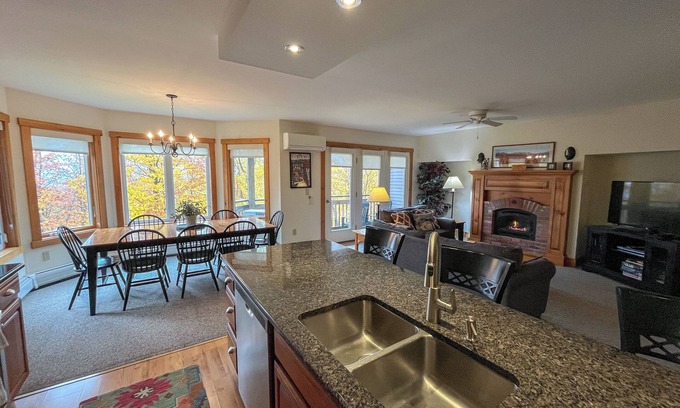 North Troy Condominio | Hermosa ski-in, ski-out 2-BR Village Condo en Jay Peak, justo en el camino!