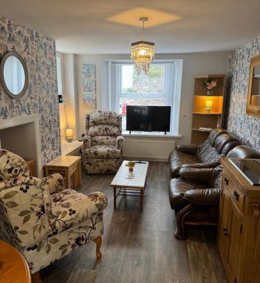 Saltash Apartamento | Spacious, sleeps 7, two baths, central Saltash