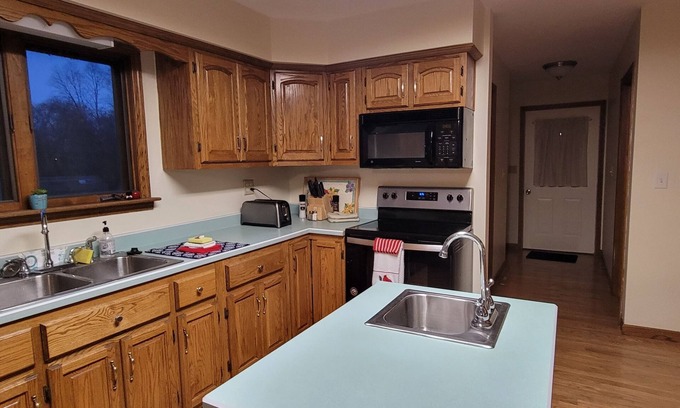 Delphos Casa | Spacious Small Town Peaceful Retreat!