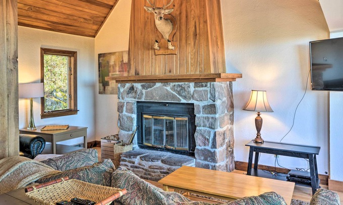 Snowshoe Cabina | Spacious Snowshoe Cabin w/ Sunset Mtn Views!
