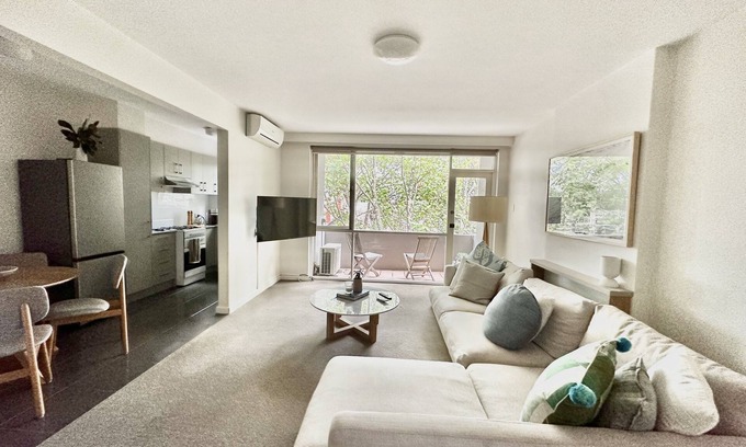 South Yarra Apartamento | Spacious South Yarra apartment with pool and private car park.