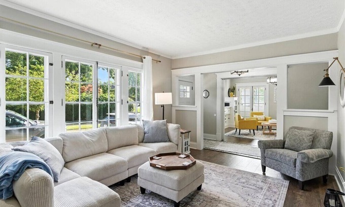 Dayton Casa | Spacious, Southern Charm! 4-bedroom house in Dayton that accommodates 11 guests!