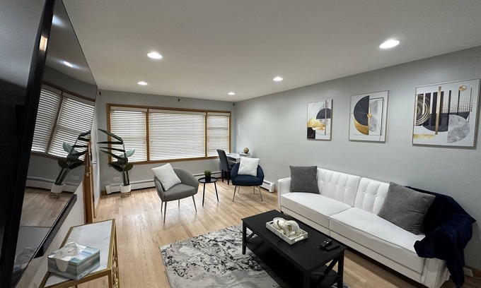 O'Hare Apartamento | Spacious space 5 min from airport, outlet mall & restaurants .