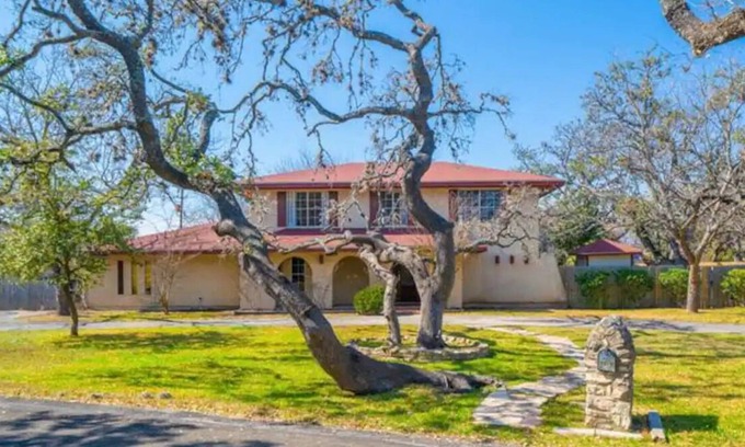 Leon Valley Casa | Spacious Spanish Villa with Pool and covered patios sleeps 16!