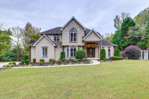 Stockbridge Casa | Spacious Stockbridge Manor Pool Table, 2 Kitchens