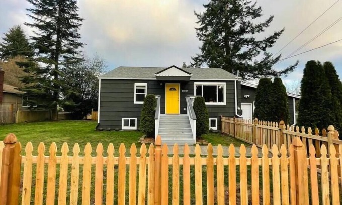 Edmonds Casa | Spacious, stocked 1 BR Suite with Yard in Edmonds!