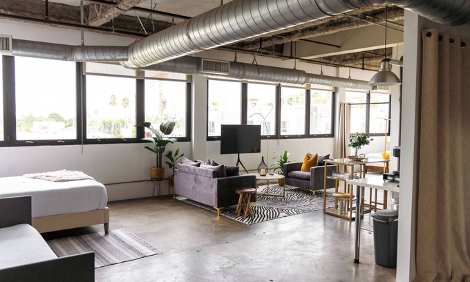 Downtown Apartamento | Spacious Studio apartment in charming Los Angeles w/AC, fitness room, WiFi