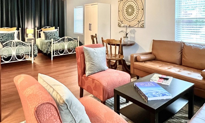 Bolivar Apartamento | Spacious studio apartment with 2 twin beds, centrally located
