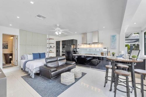 Coral Heights Casa | Spacious Studio in the Heart of FTL Hot Tub