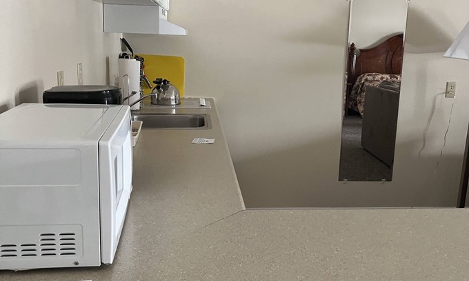Bethel Apartamento | Spacious studio in Bethel Inn with heated pool