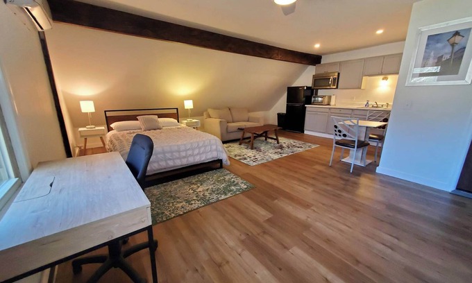 West Ashley Apartamento | Spacious Studio in Forested Neighborhood, Quiet and Cozy