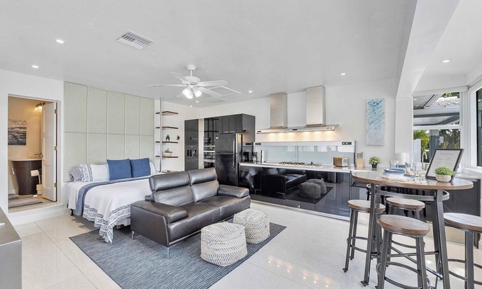 Coral Heights Casa | Spacious Studio in the Heart of FTL! Hot Tub
