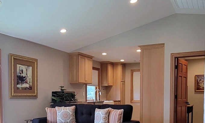 Medford Casa | Spacious studio near Jacksonville, WiFi, kitchen, balcony & spectacular views