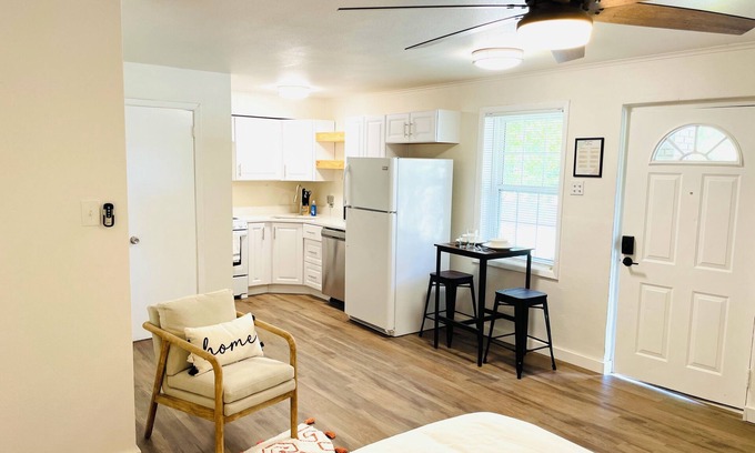 Little Rock Medical District Apartamento | Spacious Studio Unit near Downtown & UAMS Little Rock with WiFi, AC