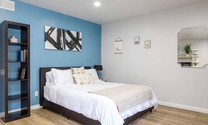 Valley Village Condominio | Spacious Studio Universal Private Entry Patio Sleeps 4