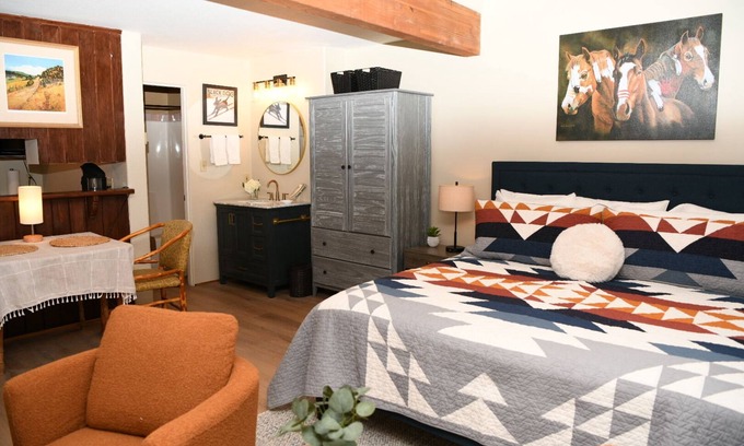 Taos Ski Valley Condominio | Spacious Studio Condo in the Heart of the Resort