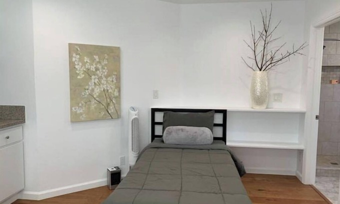 Castro Valley Apartamento | Spacious Studio w/ AC - Near BART/Free Laundry!