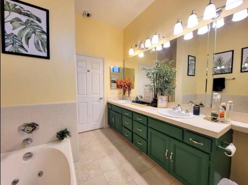 Pico - Robertson Apartamento | Spacious studio with two queen beds near Beverlywood 5 minutes to Rodeo Drive