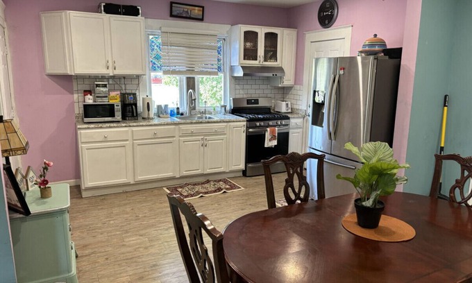 West Akron Casa | Eclectic in North Akron 3 b 2 b