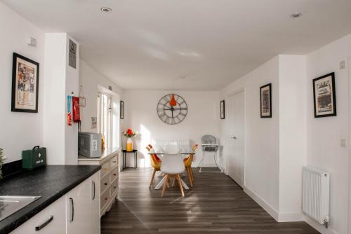 Southampton Apartamento | Spacious & Stylish 4-Bed House with Hot Tub in Prime Location