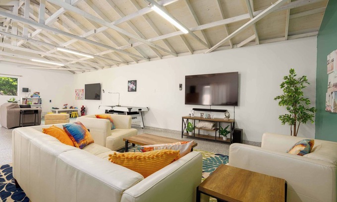 Midway City Casa | Spacious & Stylish 4BR Home near Huntington Beach