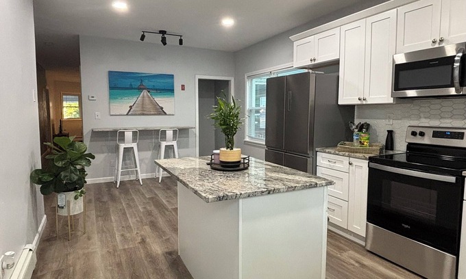 Smith Hill Casa | Spacious & Stylish 5-bedroom house in charming Providence, a block from PC