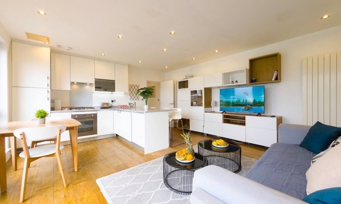 Bow Apartamento | Spacious Stylish Flat with Balcony | Pass The Keys