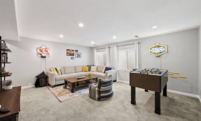 South Jordan Casa | Spacious, Stylish, & Perfect for Families! Centrally Located Near Everything!