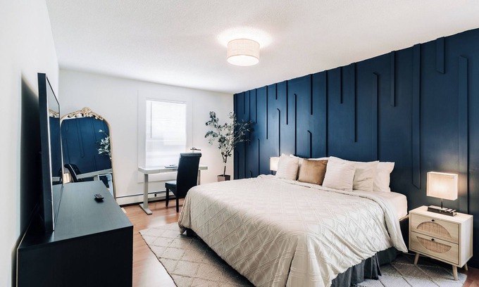 Summit - University Casa | Spacious & stylishly decorated in the heart of St Paul by Summit/Hamline