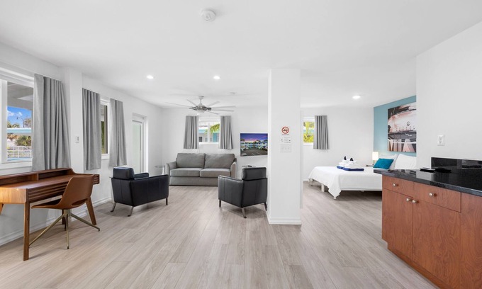 Northeast Miami Apartamento | Spacious Suite at New Yorker Hotel - Pool, Free Parking, WiFi and Coffee!