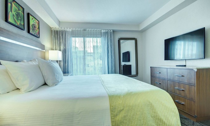 Las Vegas Complejo | Amplia suite cerca del Strip con wifi gratis, cocina completa y balcón privado