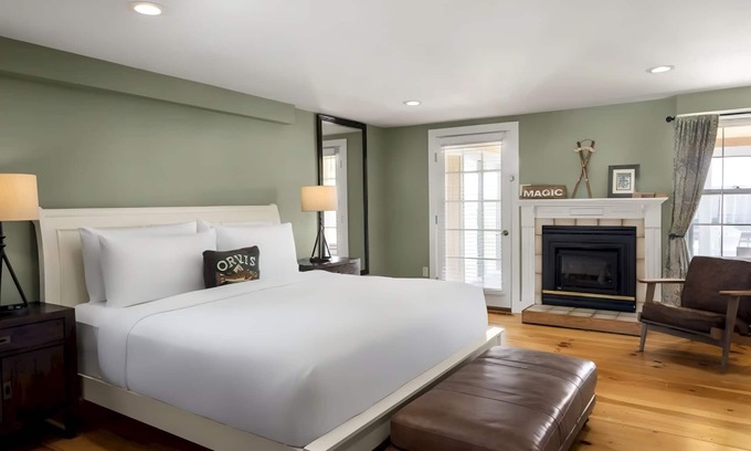 Manchester Hotel | Spacious Suite Perfect for Relaxation in Manchester | Pool, Restaurant, Bar