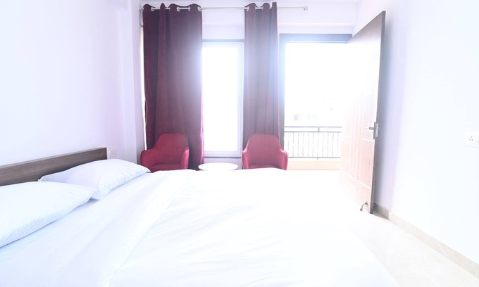 Chhatarpur Apartamento | Spacious & Sustainable 3-bedroom apartment in Chattarpur,New Delhi with AC, WiFi